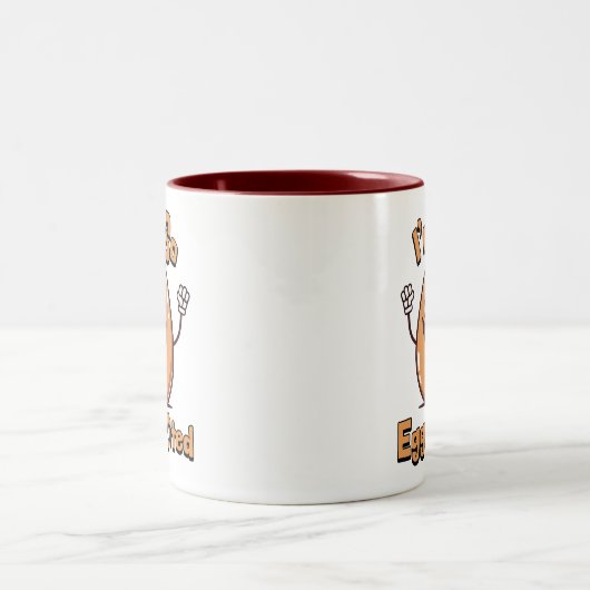 私は卵を引いてるわ!かわいい卵の漫画 ツートーンマグカップ (中央)