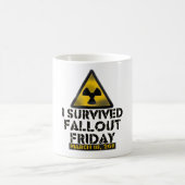 私は原子灰金曜日- 03.18.11 --を生き延びました コーヒーマグカップ (中央)