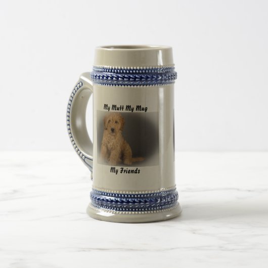 私は友達のマグカップを口にしゃべる。 ビールジョッキ (正面左)