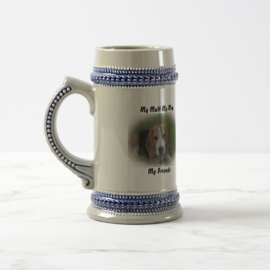 私は友達のマグカップを口にしゃべる。 ビールジョッキ (左)