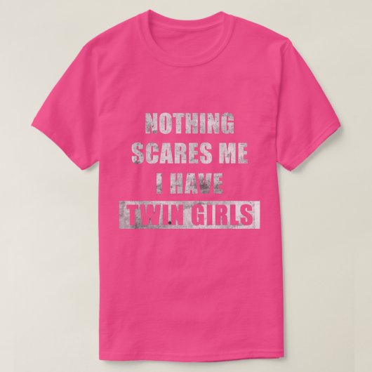 私は双子の女の子の双子の母を持っている何も怖いおもしろい Tシャツ (デザイン正面)