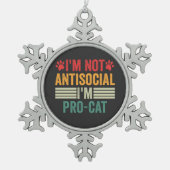 私は反社会的じゃないから猫を内向きにしたペットおもしろいなんだ スノーフレークピューターオーナメント (正面)