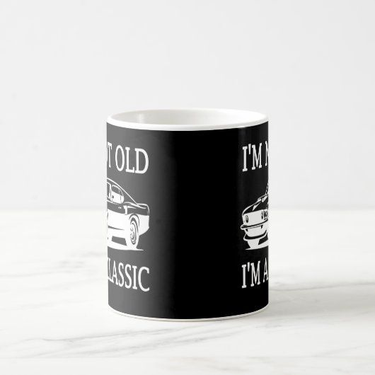 私は古くはない私はクラシッククラシック車おもしろい コーヒーマグカップ (中央)