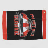 私は古くはない私はクラシックレトロ- Red Muscle Car ゴルフタオル (横)