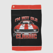 私は古くはない私はクラシックレトロ- Red Muscle Car ゴルフタオル (正面)
