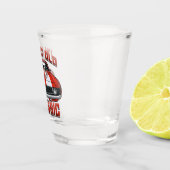 私は古くはない私はクラシックレトロ- Red Muscle Car ショットグラス (右)