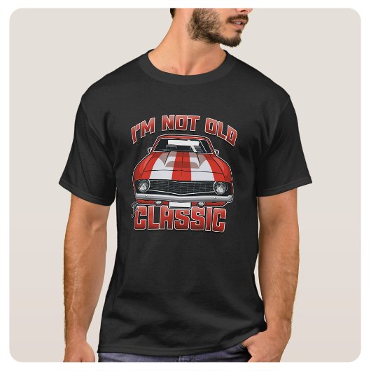 私は古くはない私はクラシックレトロ- Red Muscle Car Tシャツ