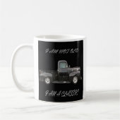 私は古くはない私は車のグラフィッククラシックメンズおもしろいである コーヒーマグカップ (左)