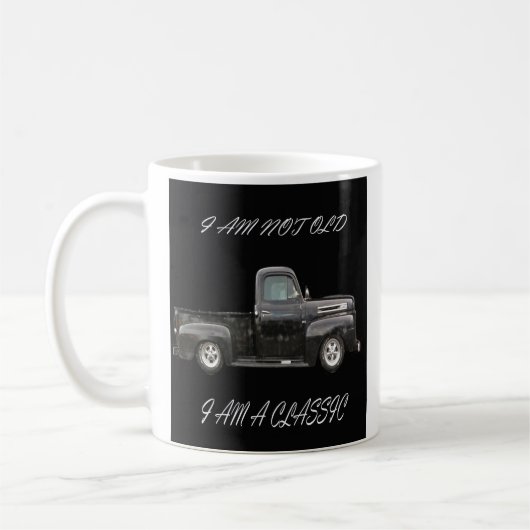 私は古くはない私は車のグラフィッククラシックメンズおもしろいである コーヒーマグカップ (左)