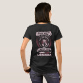 私は司書のおもしろいな女性のTシャツです Tシャツ (裏面フル)