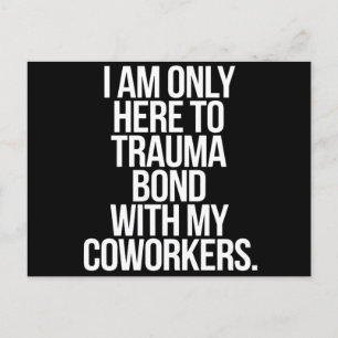 私は同僚とのトラウマの絆だけにここにいる ポストカード