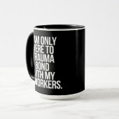 私は同僚とのトラウマの絆だけにここにいる マグカップ (正面左)