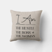 私は喧騒であり、ボスであり、女であるおもしろい クッション (裏面)