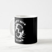 私は噛まない、私は刺す – 蠍座デザイン コーヒーマグカップ (正面左)