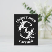 私は噛まない、私は刺す – 蠍座デザイン ポストカード (スタンド正面)