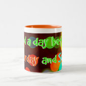 "私は土曜日と日曜日間の日を"必要とします! ツートーンマグカップ (中央)