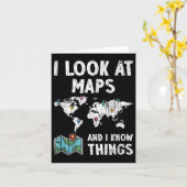 私は地図を見て物事を知っていおもしろいる カード (黄色い花)