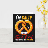 私は塩辛い彼女は一緒に甘いプレッツェル素晴らし カード (黄色い花)