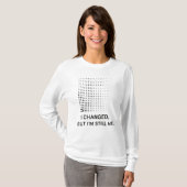 私は変更されたが、私はまだ私である – ミニマリストのインスピレーション Tシャツ (正面フル)