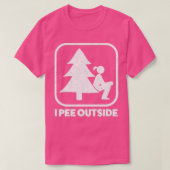 私は外の女の子の署名キャンピングハイキングおもしろいアウトドー Tシャツ (デザイン正面)