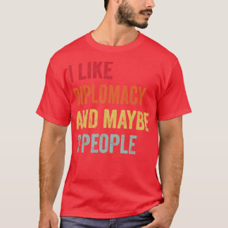 私は外交が好きかもしれない3人 Tシャツ