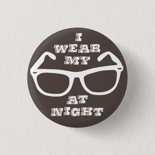 私は夜レトロの引用文の眼識で私のサングラスを身に着けています 缶バッジ (正面)