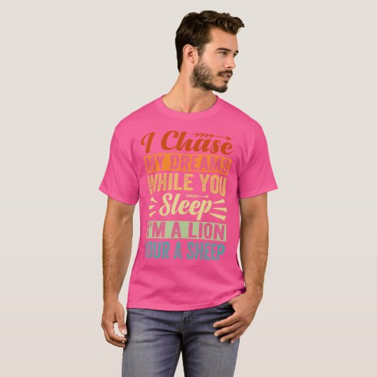 私は夢を追いながら眠る私はあなたのライオンだ Tシャツ (正面フル)