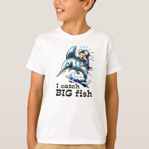 私は大きい魚のおもしろいな子供のTシャツをつかまえます Tシャツ