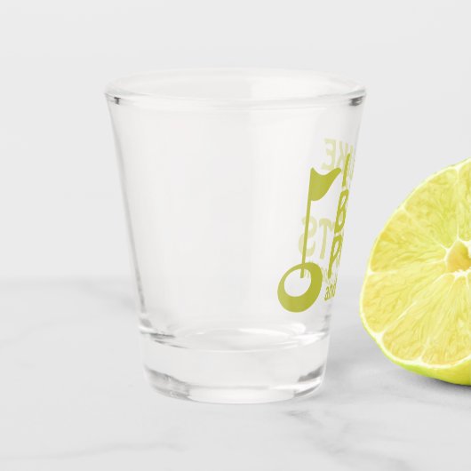 私は大きなパットが好きで、ゴルフのユーモアは嘘をつけない ショットグラス (左)