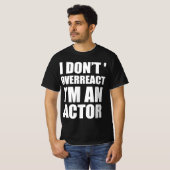 私は大げさに反応するのではなく、役者だからです Tシャツ (正面フル)