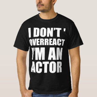 私は大げさに反応するのではなく、役者だからです Tシャツ