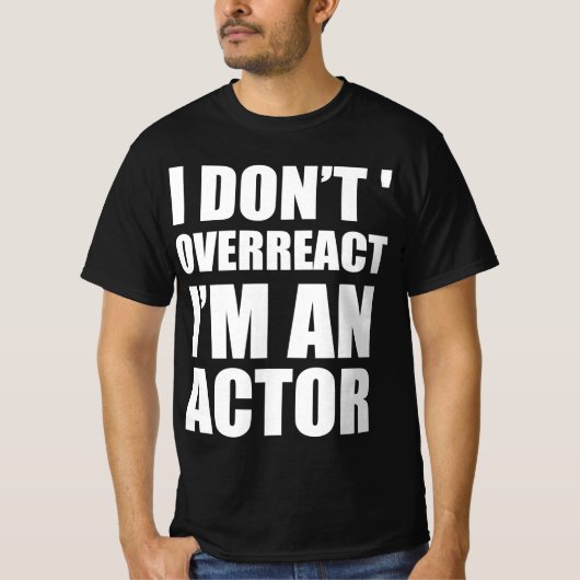 私は大げさに反応するのではなく、役者だからです Tシャツ (正面)
