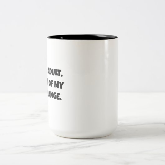 私は大人にならない。値段が手に入らないおもしろい ツートーンマグカップ (中央)