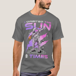 私は太陽を8回周回し、8誕生日宇宙飛行士 Tシャツ