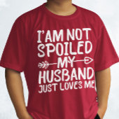 私は夫を愛しているだけで私の夫を甘やかしていない Tシャツ