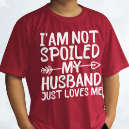 私は夫を愛しているだけで私の夫を甘やかしていない Tシャツ
