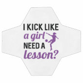 私は女の子がレッスンを必要とするように蹴る サッカーボール (フラット)