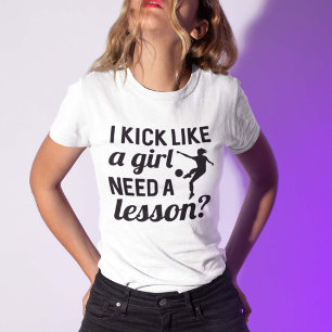 私は女の子がレッスンを必要とするように蹴る Tシャツ