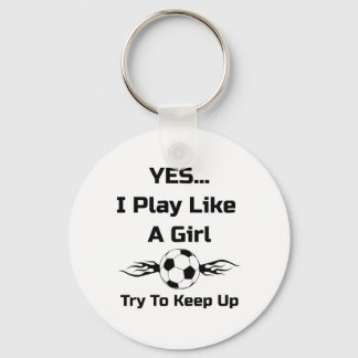 私は女の子のようにプレーします燃えるサッカーTシャツ キーホルダー