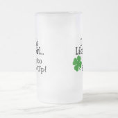 私は女の子の試みのようにクローバーを維持するために飲みます フロストグラスビールジョッキ (中央)