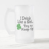 私は女の子の試みのようにクローバーを維持するために飲みます フロストグラスビールジョッキ (左)