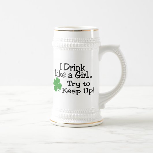 私は女の子の試みのように維持するために飲みます ビールジョッキ (右)