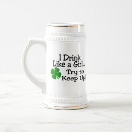 私は女の子の試みのように維持するために飲みます ビールジョッキ