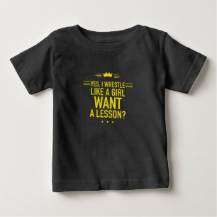 私は女の子の黄色いレスリングをする ベビーTシャツ