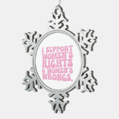 私は女性の権利と不当な溝型フェミニストをサポート スノーフレークピューターオーナメント (右)