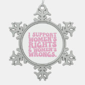 私は女性の権利と不当な溝型フェミニストをサポート スノーフレークピューターオーナメント (正面)