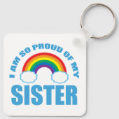 私は妹のレインボー誇りを持ったゲイプライドの出身だ キーホルダー (裏面)