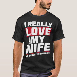 私は妻がサッカーを観戦する時に本当に好きだ Tシャツ