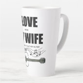 私は妻が私にもう一つのギターを買貸してるのが好き カフェラテマグ (右アングル)