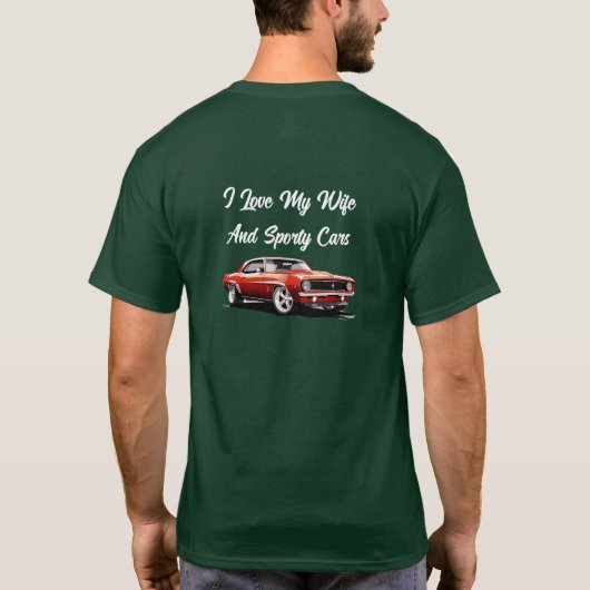 私は妻とスポーティな車が大好きだ Tシャツ (裏面)